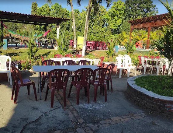 Mesas y sillas bajo pérgolas para convivios