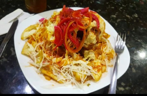Nachos con pollo y curtido