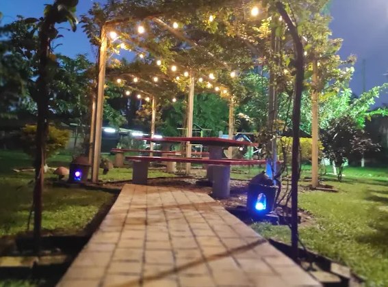 Mesas iluminadas con luces cálidas por la noche
