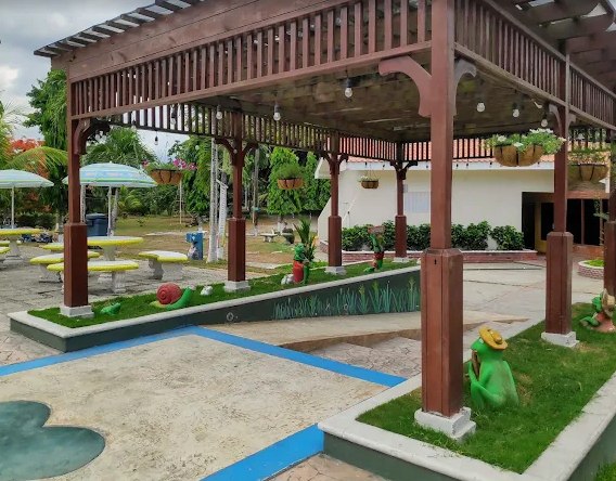 Pérgola de madera en el jardín
