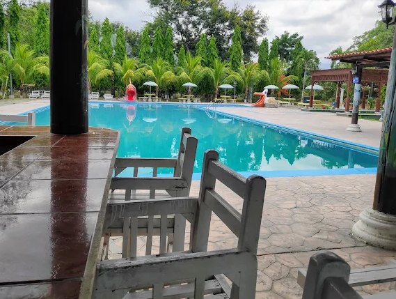 Mesas junto a la piscina