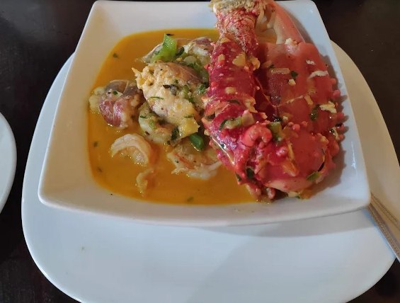 Langosta y mariscos en salsa