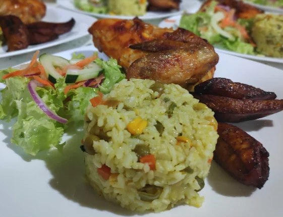 Pollo a la plancha con arroz y plátanos
