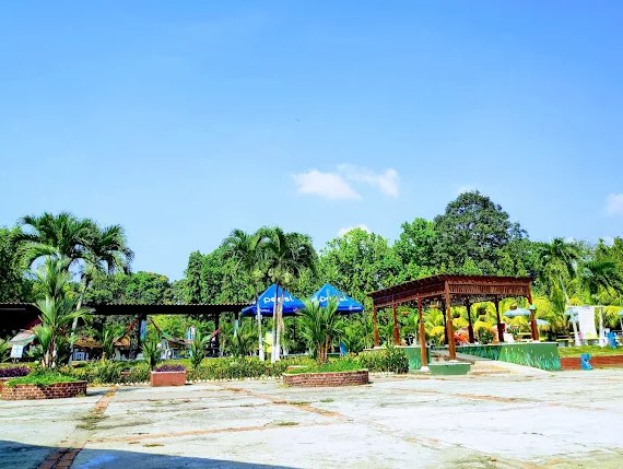 Plaza central con pérgolas de madera